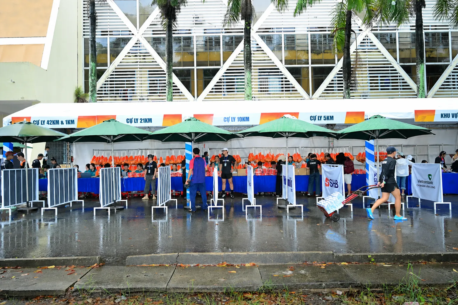 Tình nguyện viên phát bộ vật phẩm racekit