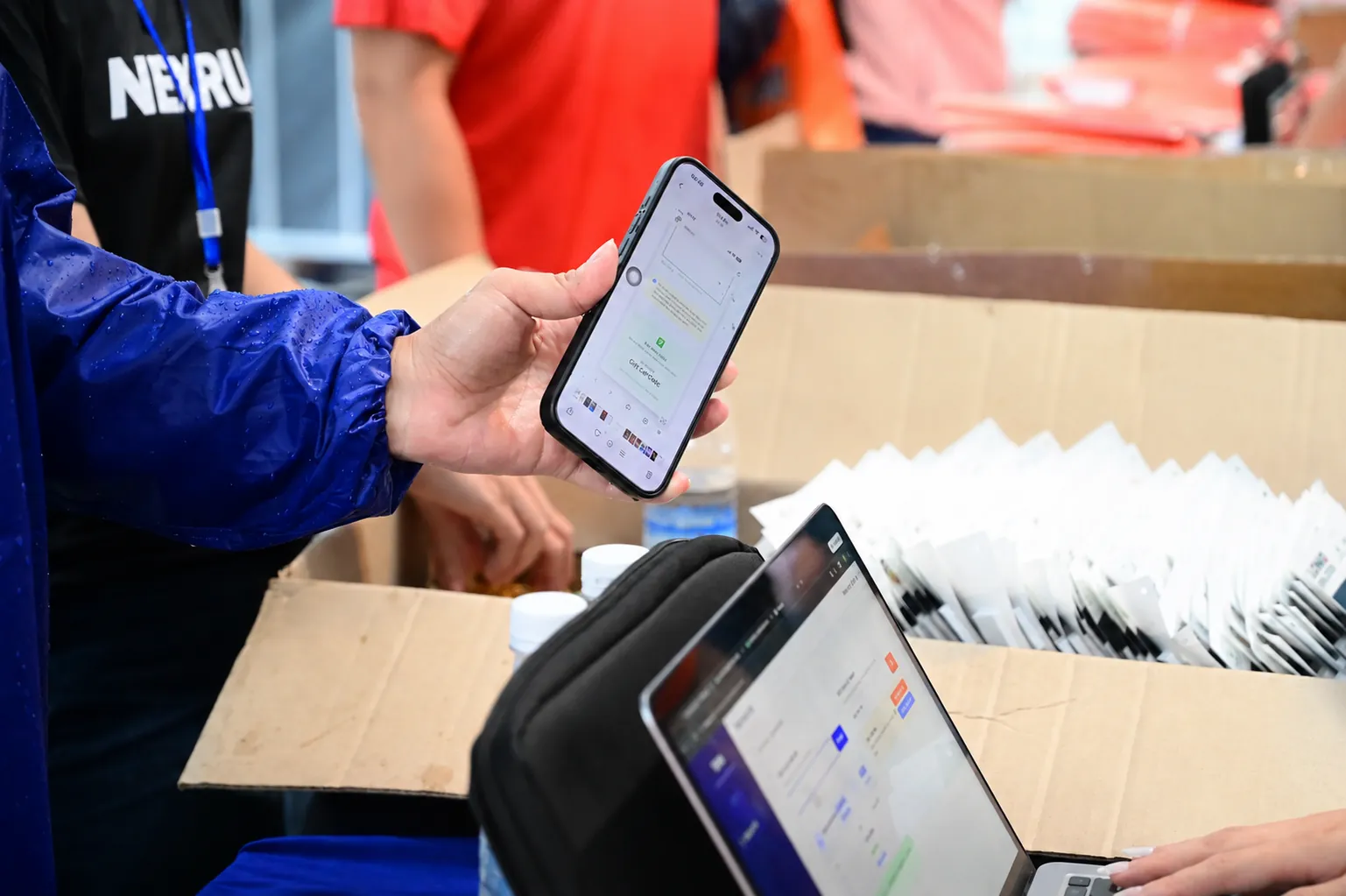 Nhân viên quét mã QR số báo danh