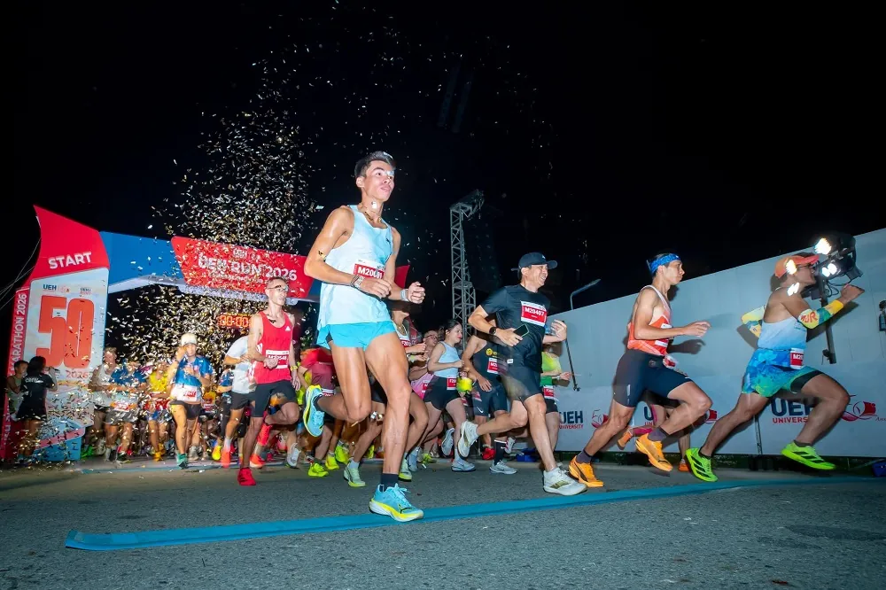 Các vận động viên bắt đầu hành trình chinh phục các cự ly tại UEH Run Half Marathon 2026.