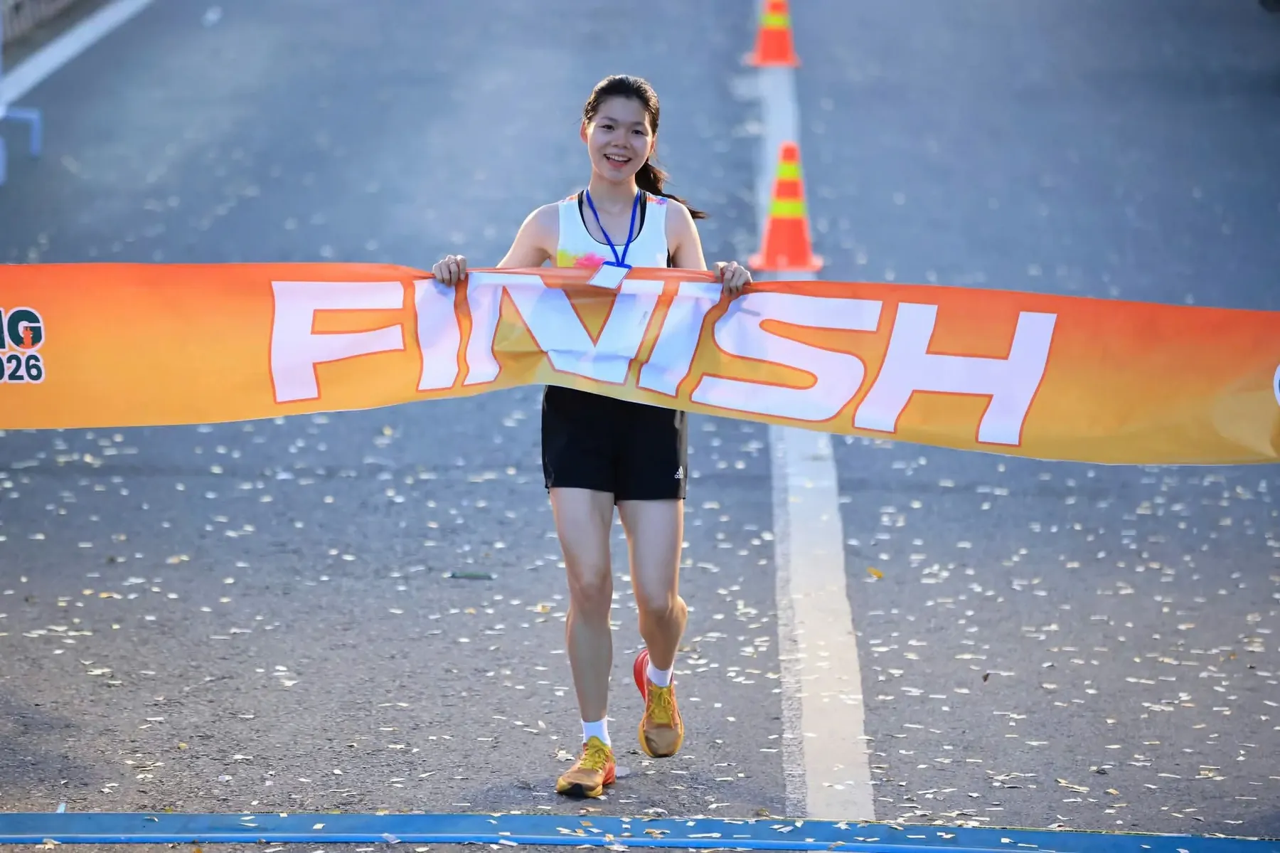 Vạch đích ghi lại thành quả của hàng nghìn runner sau hành trình qua những cung đường Vĩnh Long.