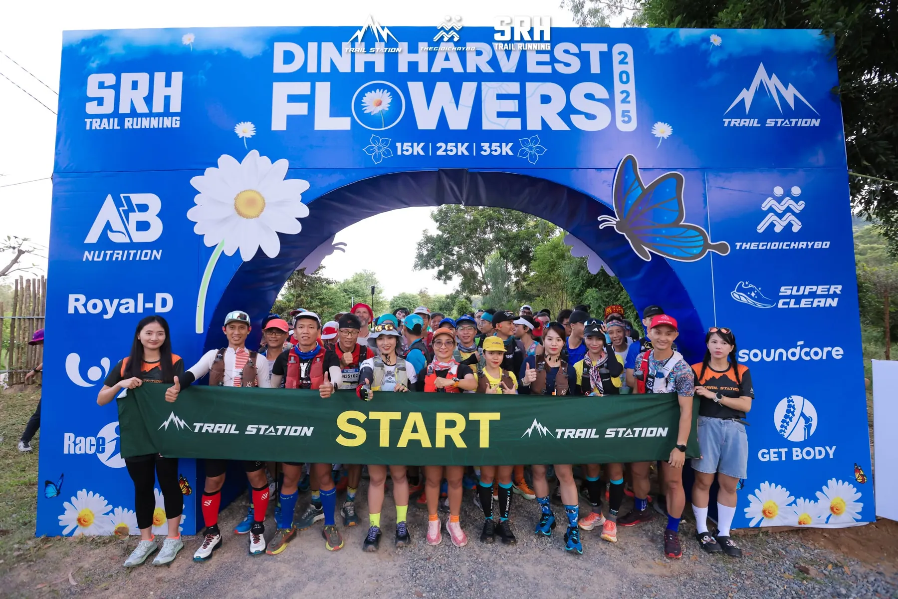 Các runner tập trung tại khu vực xuất phát Dinh Harvest Flowers 2025.