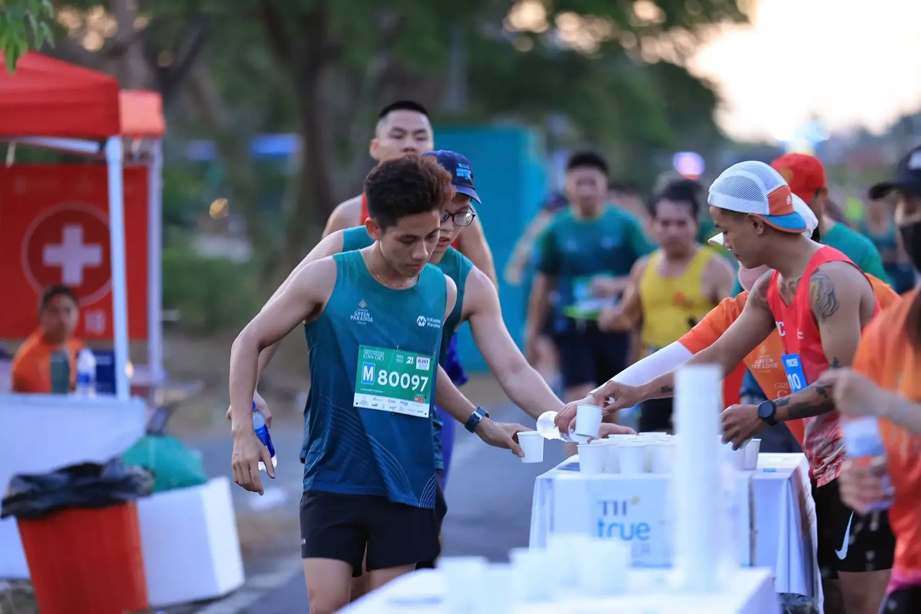 Phân tách khu lấy nước và khu bỏ ly, rác
