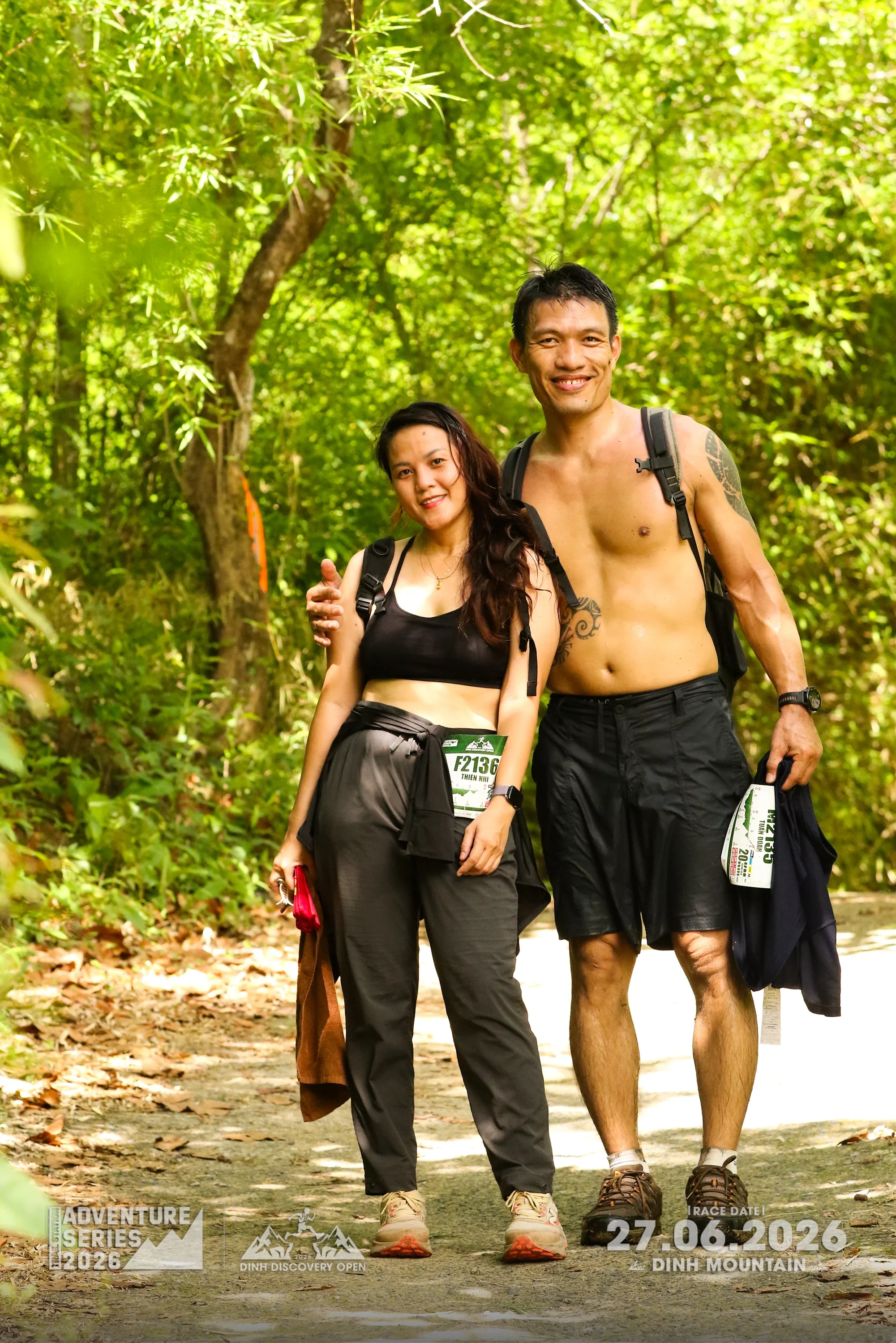 Two runners posing together after Dinh Discovery Open